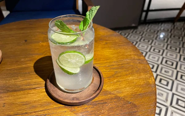 Mojito Sommer Erfrischende Bargetränke Cocktail Mit Eis Limette Und Minze — Stockfoto