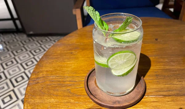 Mojito Sommer Erfrischende Bargetränke Cocktail Mit Eis Limette Und Minze — Stockfoto