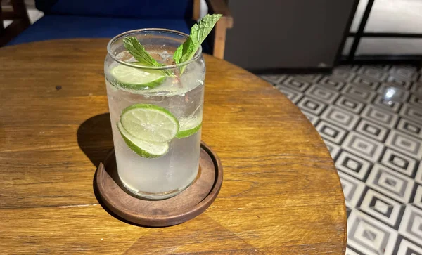 Mojito Verão Refrescante Bar Bebidas Cocktail Com Gelo Limão Hortelã — Fotografia de Stock