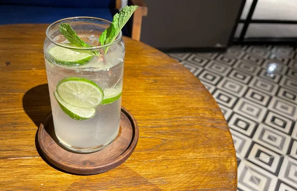 Mojito Zomer Verfrissende Bar Drankjes Cocktail Met Ijs Limoen Munt — Stockfoto
