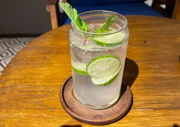 Mojito Verano Refrescante Bar Bebidas Cóctel Con Hielo Lima Menta — Foto de Stock