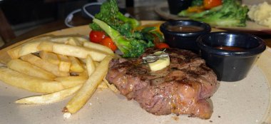 Biftek ve yanında patates püresi. Lezzetli mantar sosu ve yeşil salata sosu. New York sığır filetosu.