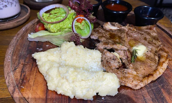 Prime Roastbeef Steak Zusammen Mit Kartoffelbrei Mit Köstlicher Pilzsoße Und — Stockfoto