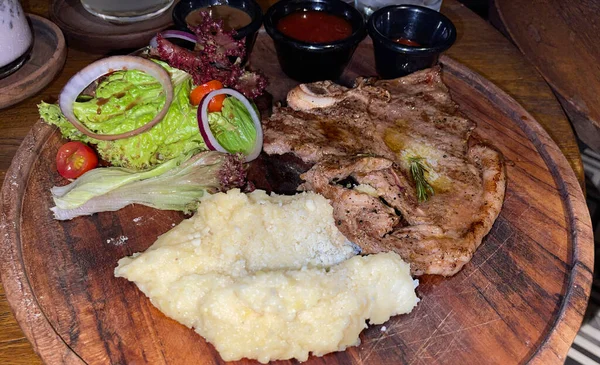 Steak Bœuf Aloyau Principal Avec Purée Pommes Terre Avec Délicieuse — Photo
