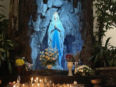 Meryem Ana 'nın mağarası, bir kaya mağarası kilisesindeki Bakire Meryem Heykeli. Etrafında tropikal bitkiler olan Katolik Kilisesi. Konumu Surakarta, merkezi Java Endonezya.