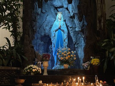 Meryem Ana 'nın mağarası, bir kaya mağarası kilisesindeki Bakire Meryem Heykeli. Etrafında tropikal bitkiler olan Katolik Kilisesi. Konumu Surakarta, merkezi Java Endonezya.