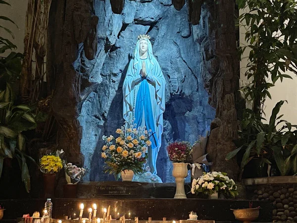 Cueva Virgen María Estatua Virgen María Una Capilla Cueva Roca —  Fotos de Stock