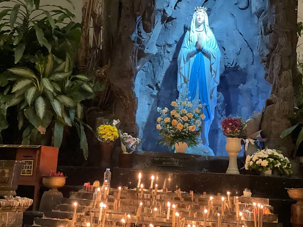 Meryem Ana 'nın mağarası, bir kaya mağarası kilisesindeki Bakire Meryem Heykeli. Etrafında tropikal bitkiler olan Katolik Kilisesi. Konumu Surakarta, merkezi Java Endonezya.