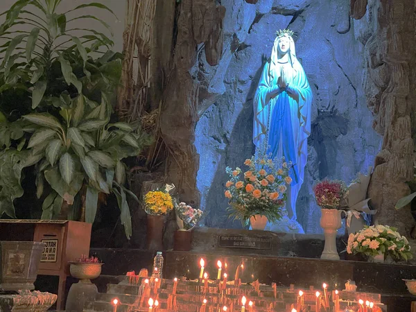 Cueva Virgen María Estatua Virgen María Una Capilla Cueva Roca —  Fotos de Stock