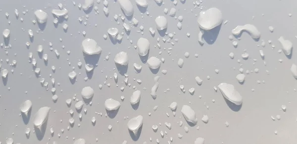 Perspectiva Gotas Água Através Superfície Cor Branca Boa Para Fundos — Fotografia de Stock