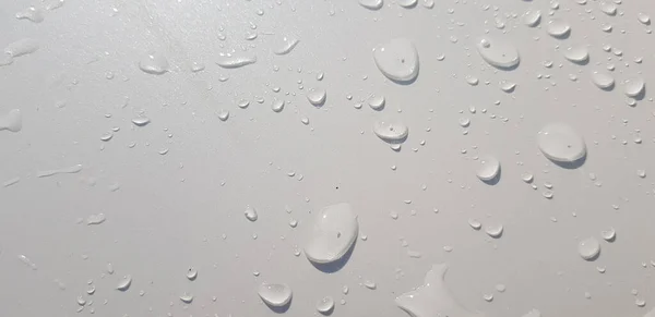 Kropelki Wody Perspektywy Przez Biały Kolor Powierzchni Dobre Dla Multimedialnych — Zdjęcie stockowe