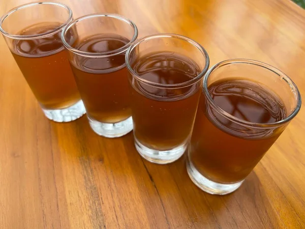 Frisch Gekühlter Apfelsaft Vier Klaren Gläsern Mit Holzhintergrund Dient Zum — Stockfoto