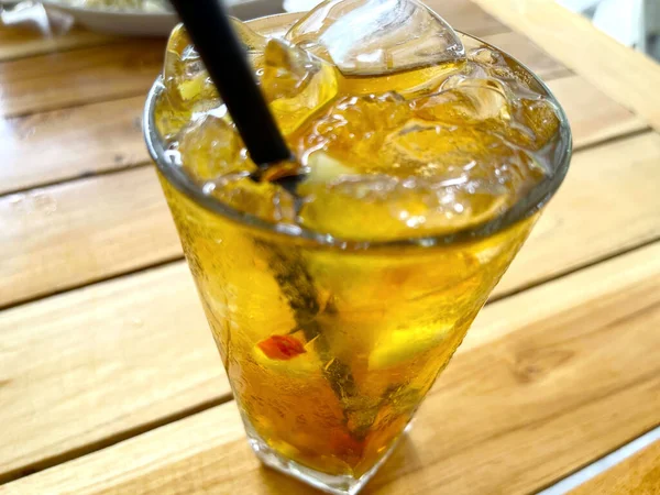新鲜的混合水果 鸡尾酒 朗姆酒和威士忌 配上清澈的杯子 并在木制桌子的背景上放上一大块冰 — 图库照片