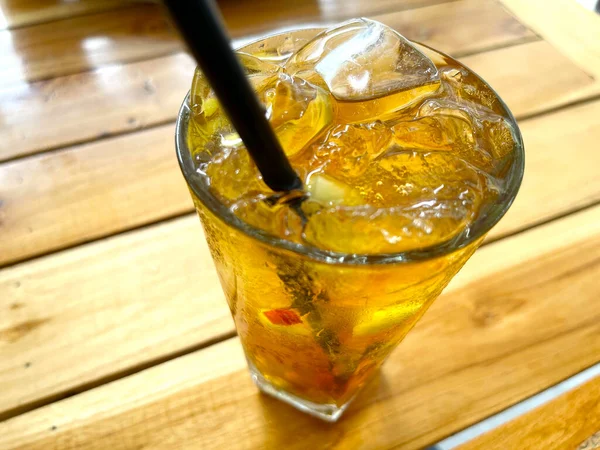 新鮮なミックスフルーツカクテル酒とラム酒とウィスキーをグラスに入れて木のテーブルの上に氷の塊 — ストック写真