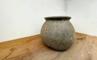 Java Endonezya 'dan multimedya arka planı için iç dekorasyonun bir parçası olarak güzel antika çömlek.