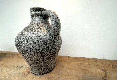 Java Endonezya 'dan multimedya arka planı için iç dekorasyonun bir parçası olarak güzel antika çömlek.