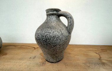 Java Endonezya 'dan multimedya arka planı için iç dekorasyonun bir parçası olarak güzel antika çömlek.