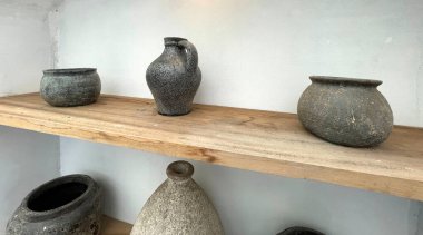 Java Endonezya 'dan multimedya arka planı için iç dekorasyonun bir parçası olarak güzel antika çömlek.