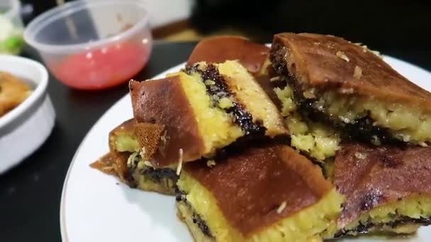 Знаменитий Надзвичайно Смачний Індонезійський Торт Пустеля Під Назвою Мартабак Теранг — стокове відео
