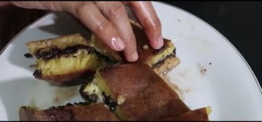 Martabak Terang Bulan adında ünlü ve süper lezzetli Endonezya keki. Tatlı krep ve Martabak telor lezzetli.