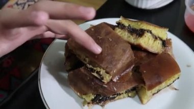 Martabak Terang Bulan adında ünlü ve süper lezzetli Endonezya keki. Tatlı krep ve Martabak telor lezzetli.