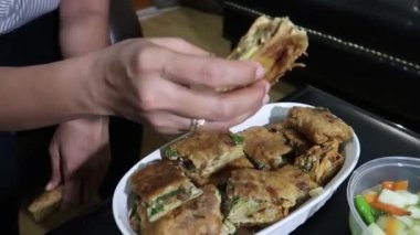 Martabak Terang Bulan adında ünlü ve süper lezzetli Endonezya keki. Tatlı krep ve Martabak telor lezzetli.