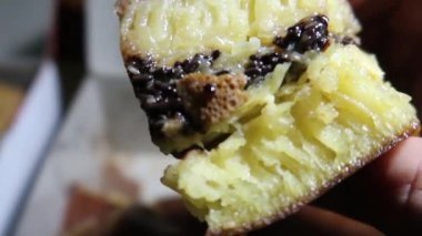 Martabak Terang Bulan adında ünlü ve süper lezzetli Endonezya keki. Tatlı krep ve Martabak telor lezzetli.