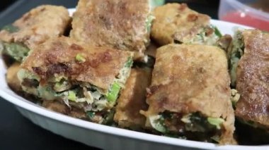 Martabak Terang Bulan adında ünlü ve süper lezzetli Endonezya keki. Tatlı krep ve Martabak telor lezzetli.