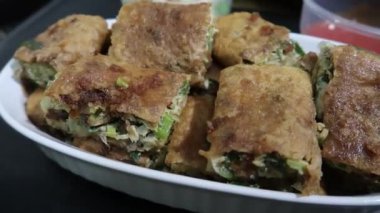 Martabak Terang Bulan adında ünlü ve süper lezzetli Endonezya keki. Tatlı krep ve Martabak telor lezzetli.