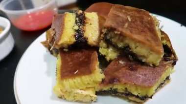 Martabak Terang Bulan adında ünlü ve süper lezzetli Endonezya keki. Tatlı krep ve Martabak telor lezzetli.