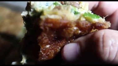 Martabak Terang Bulan adında ünlü ve süper lezzetli Endonezya keki. Tatlı krep ve Martabak telor lezzetli.