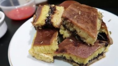 Martabak Terang Bulan adında ünlü ve süper lezzetli Endonezya keki. Tatlı krep ve Martabak telor lezzetli.