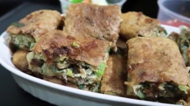 Martabak Terang Bulan adında ünlü ve süper lezzetli Endonezya keki. Tatlı krep ve Martabak telor lezzetli.
