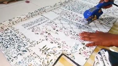 Kumaş kesme makinesi, kıyafet fabrikası kumaş tekstil fabrikasını kesmek için küçük bir orta büyüklükteki kesim makinesi.