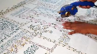 Kumaş kesme makinesi, kıyafet fabrikası kumaş tekstil fabrikasını kesmek için küçük bir orta büyüklükteki kesim makinesi.