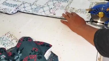 Kumaş kesme makinesi, kıyafet fabrikası kumaş tekstil fabrikasını kesmek için küçük bir orta büyüklükteki kesim makinesi.