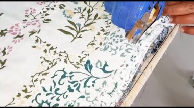 Kumaş kesme makinesi, kıyafet fabrikası kumaş tekstil fabrikasını kesmek için küçük bir orta büyüklükteki kesim makinesi.