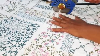 Kumaş kesme makinesi, kıyafet fabrikası kumaş tekstil fabrikasını kesmek için küçük bir orta büyüklükteki kesim makinesi.