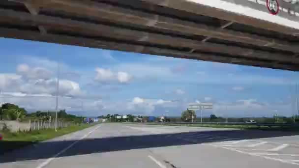 Jazda Autostradą Lub Infrastruktura Płatnej Drogi Niebieskim Niebem Białą Chmurą — Wideo stockowe