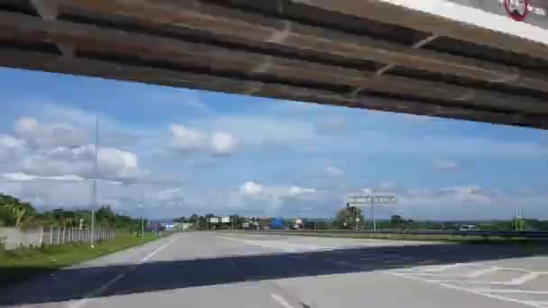 Körning Längs Motorvägen Väg Eller Avgiftsbelagd Väg Infrastruktur Med Blå — Stockvideo