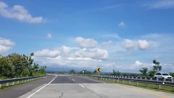 驾驶在高速公路或收费公路的基础设施上 蓝天白云Pov从相机上拍摄 穿过美丽的空旷的公路视频 — 图库视频影像