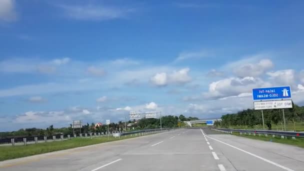 Jazda Autostradą Lub Infrastruktura Płatnej Drogi Niebieskim Niebem Białą Chmurą — Wideo stockowe