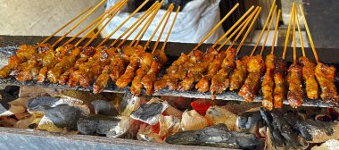 Kömürün üzerinde ızgara biftek, biftek şişi, lezzetli barbekü, saate sapi