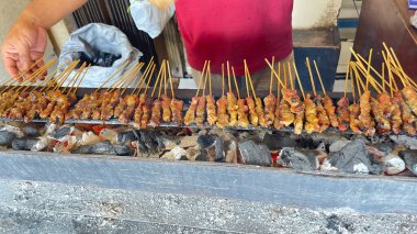 Kömürün üzerinde ızgara biftek, biftek şişi, lezzetli barbekü, saate sapi