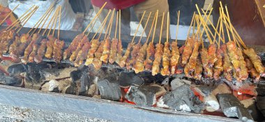 Kömürün üzerinde ızgara biftek, biftek şişi, lezzetli barbekü, saate sapi