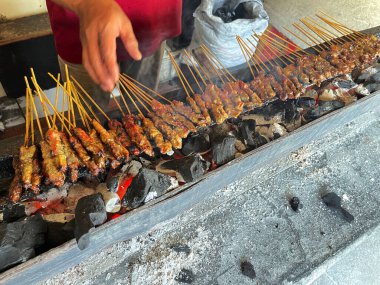 Kömürün üzerinde ızgara biftek, biftek şişi, lezzetli barbekü, saate sapi