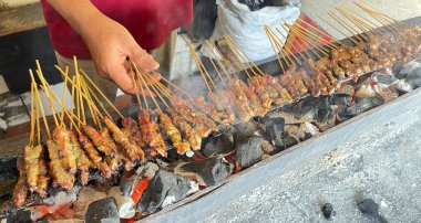 Kömürün üzerinde ızgara biftek, biftek şişi, lezzetli barbekü, saate sapi