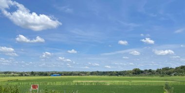 güzel manzara ve yeşil manzara mavi gökyüzü ve beyaz bulut doğal manzara ve yeşil alanlar