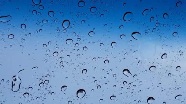 Waterdruppels Perspectief Door Glazen Oppervlak Tegen Blauwe Lucht Goed Voor — Stockvideo