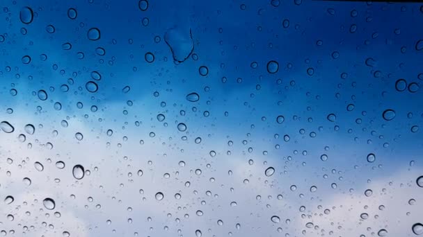 Waterdruppels Perspectief Door Glazen Oppervlak Tegen Blauwe Lucht Goed Voor — Stockvideo